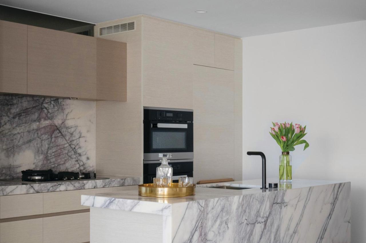 The Langham, Gold Coast And Jewel Residences Eksteriør billede A kitchen with a marble countertop