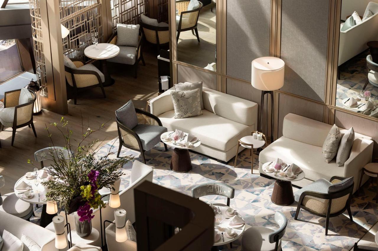 The Langham, Gold Coast And Jewel Residences Eksteriør billede The Lounge at the Ritz-Carlton, Hong Kong