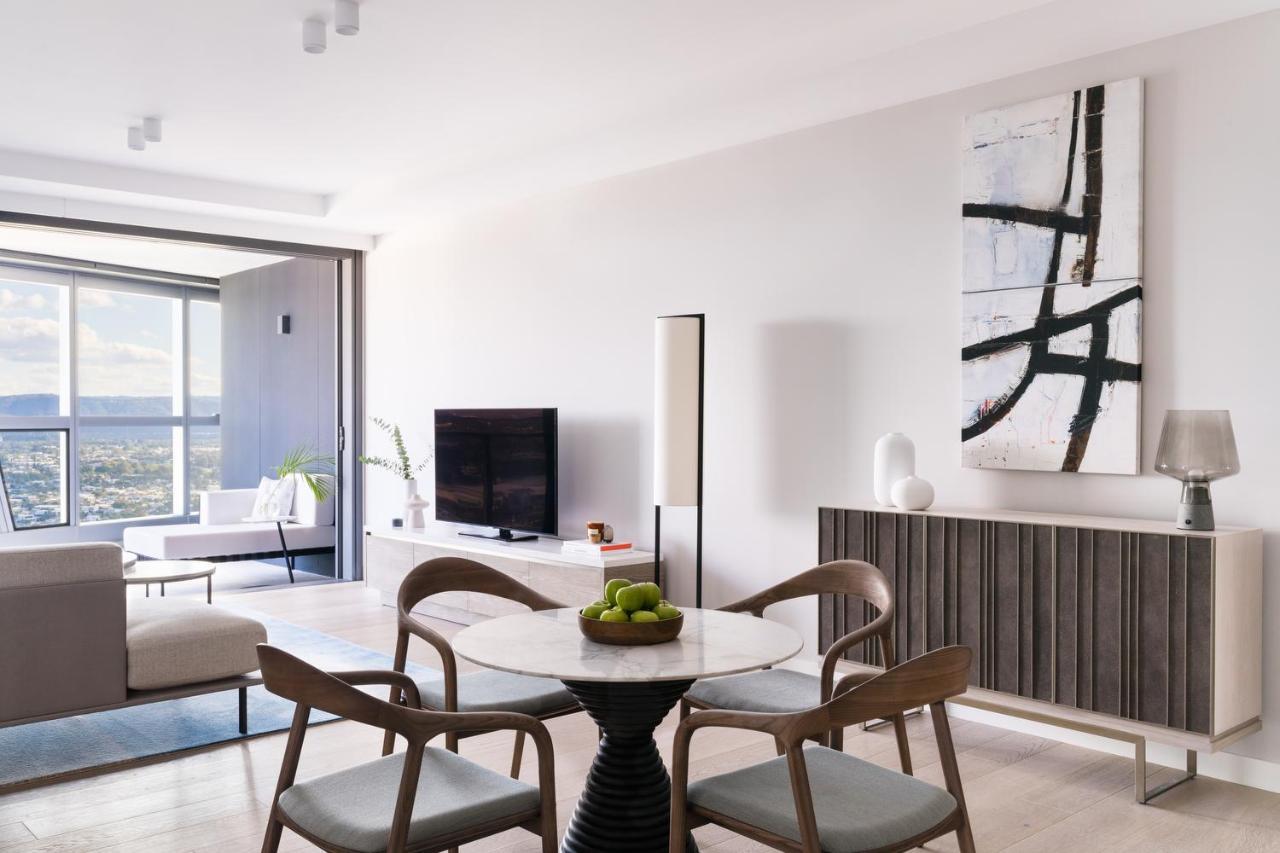 The Langham, Gold Coast And Jewel Residences Eksteriør billede A living room at The Ritz-Carlton, Downtown, Los Angeles