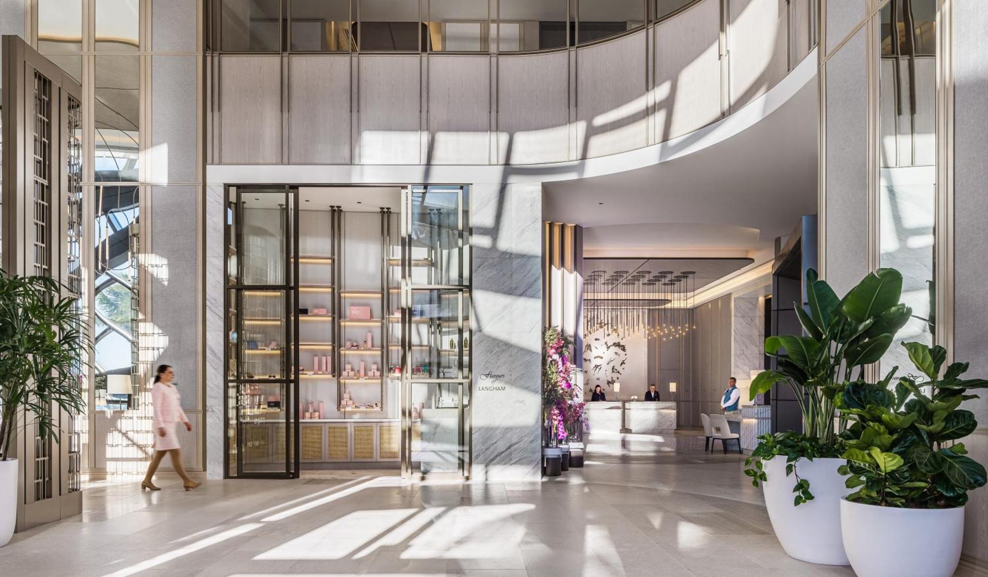 The Langham, Gold Coast And Jewel Residences Eksteriør billede The lobby of the hotel